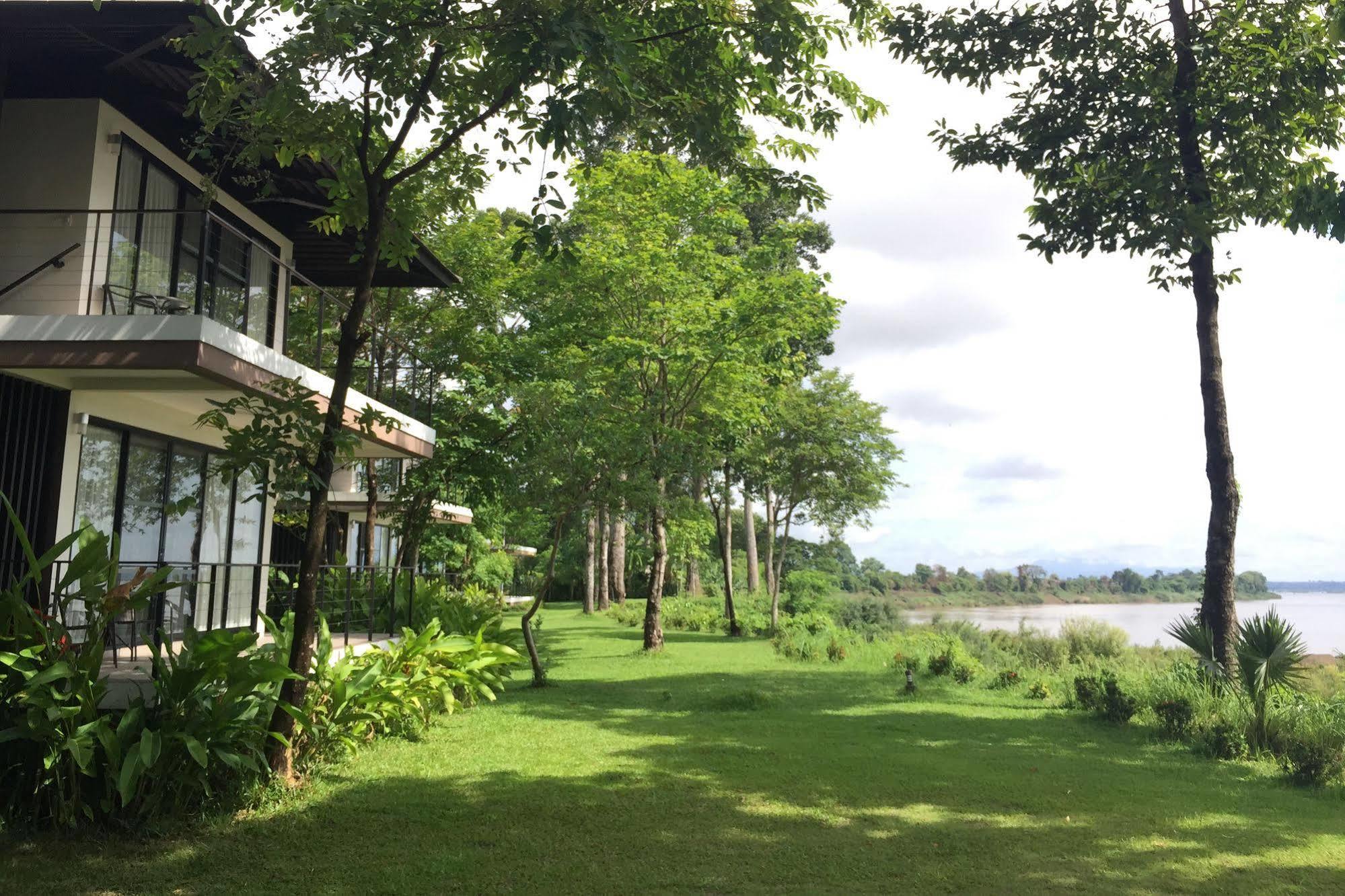The River Resort Csampaszak Kültér fotó